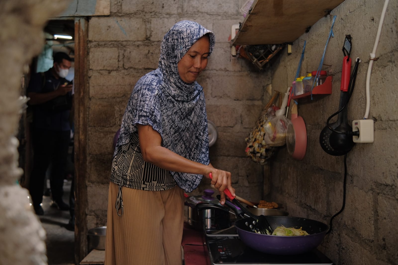Salah satu Keluarga Penerima Manfaat (KPM) untuk program uji coba kompor listrik. (Foto: PLN)
