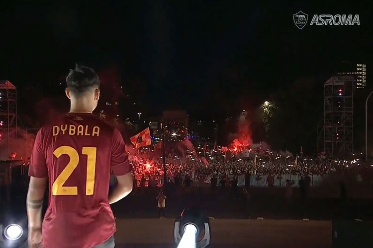 Paulo Dybala di hadapan ribuan suporter AS Roma. (Foto: AS Roma TV)