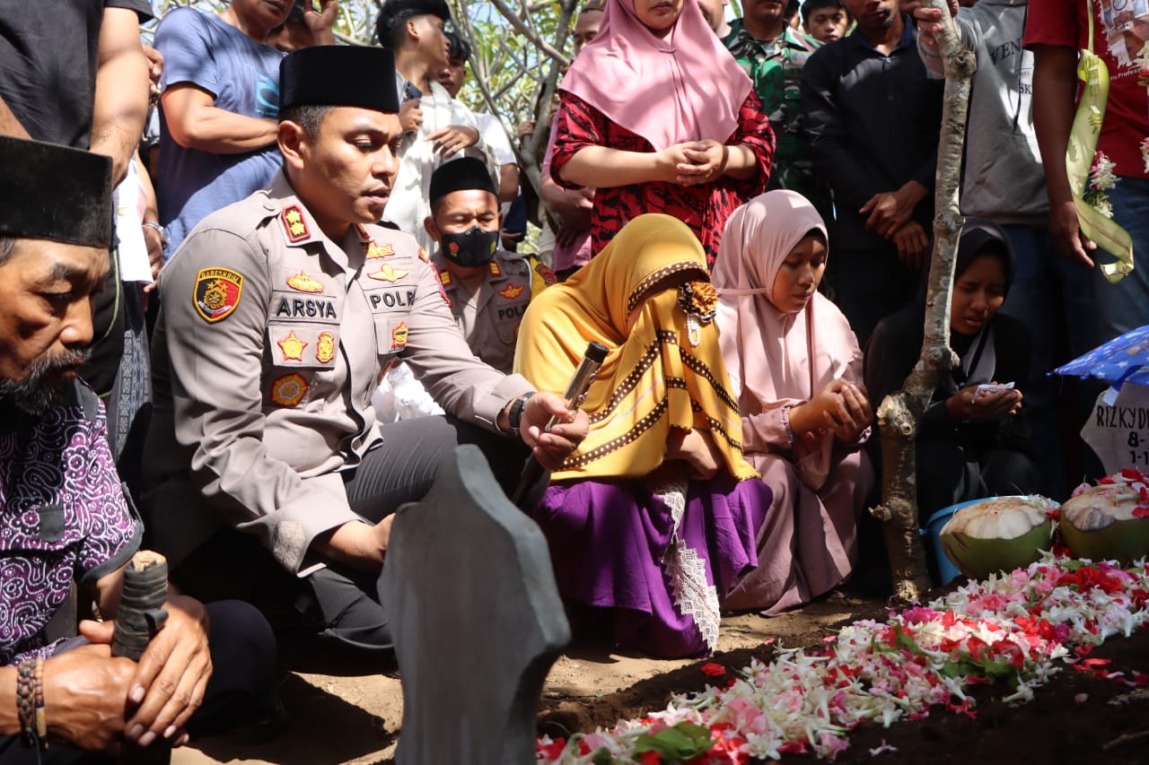 Kapolres Probolinggo ucapkan bela sungkawa dan beri santunan pada keluarga korban. (Foto: Mafa/Serikat News)