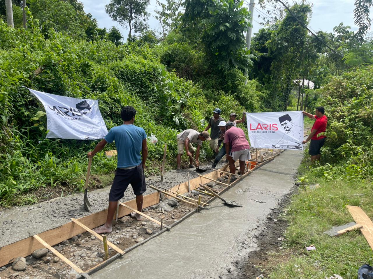 Loyalis Gus Haris Kabupaten Probolinggo saat memperbaiki infrastruktur berupa akses jalan yang rusak. (Foto: MAFA/Serikat News)