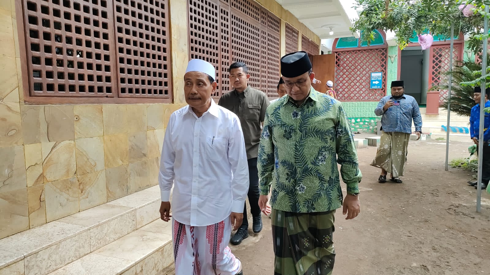 Anies Rasyid Baswedan berkunjung ke Pondok Pesantren (Ponpes) Zainul Hasan Genggong, di Desa Karangbong, Kecamatan Pajarakan, Kabupaten Probolinggo, Rabu (26/10/2022). (Foto: Istimewa) 