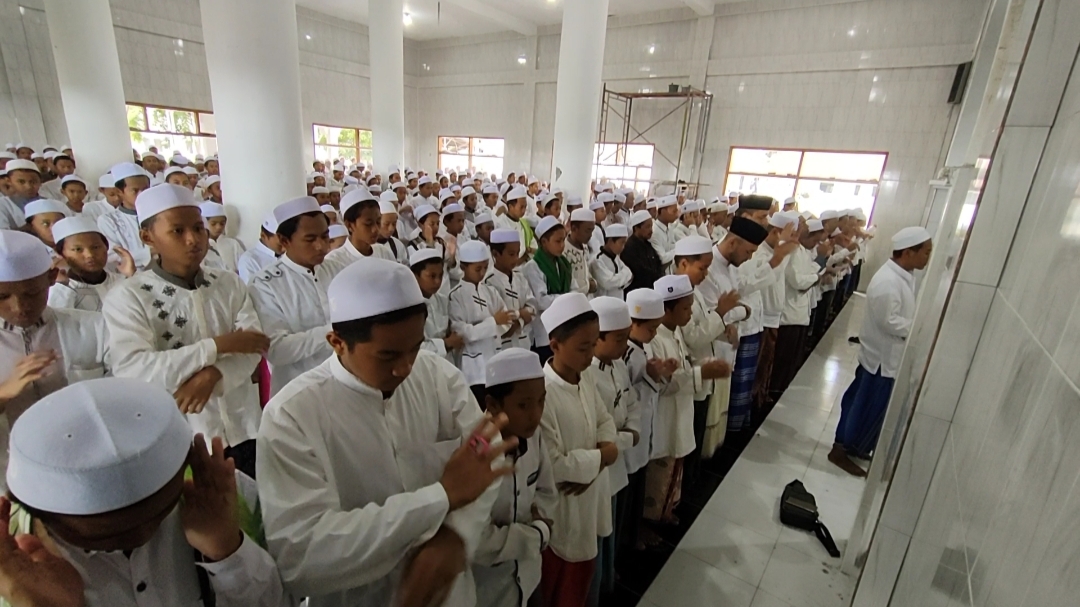 Ratusan santri Pondok Pesantren (Ponpes) Islam Ahlus Sunnah Wal Jamaah, Desa Brani Kulon, Kecamatan Maron, Kabupaten Probolinggo menggelar salat gaib, Minggu (2/10/2022) sore. (Foto: Serikat News)