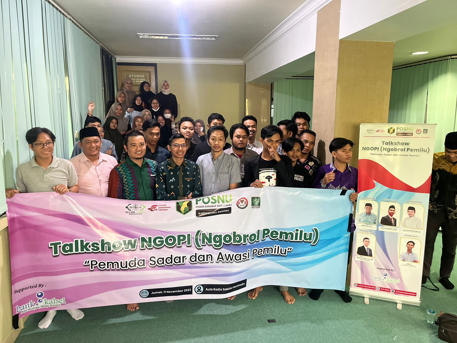 Para narasumber bersama peserta Talkshow Ngopi di Aula Radio Sabilal Muhtadin, Jumat (11/11/2022). (Foto: Istimewa)