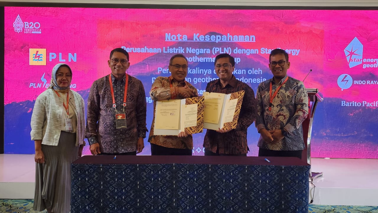 Penandatanganan MoU antara dua entitas bisnis di bawah PLN yaitu PT Prima Layanan Nasional Enjiniring (PLN Enjiring) dengan PT Indo Raya Tenaga di Nusa Dua Bali pada Senin (14/11/2022). (Foto: PLN) 