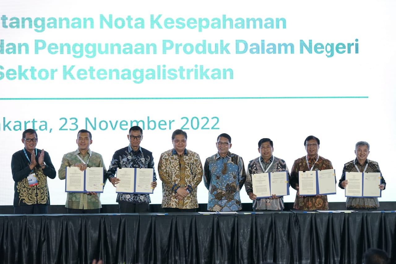 Penandatangan nota kesepahaman antara PLN dan PT Surveyor Indonesia tentang kerja sama kegiatan survei, inspeksi, verifikasi dan konsultasi teknis untuk mendukung penggunaan produk dalam negeri dan pekerjaan di sektor ketenagalistrikan. (Foto: PLN) 
