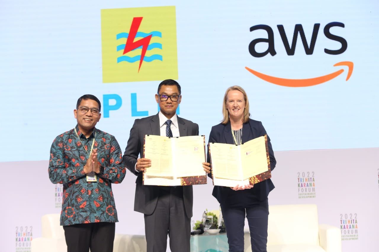 penandatanganan Perjanjian Kerja Sama (PKS) Penyediaan Listrik EBT antara PLN dan Amazon di acara Tri Hita Karana (THK) Forum di BNDCC, Nusa Dua Bali pada Minggu (13/11/2022). (Foto: PLN)