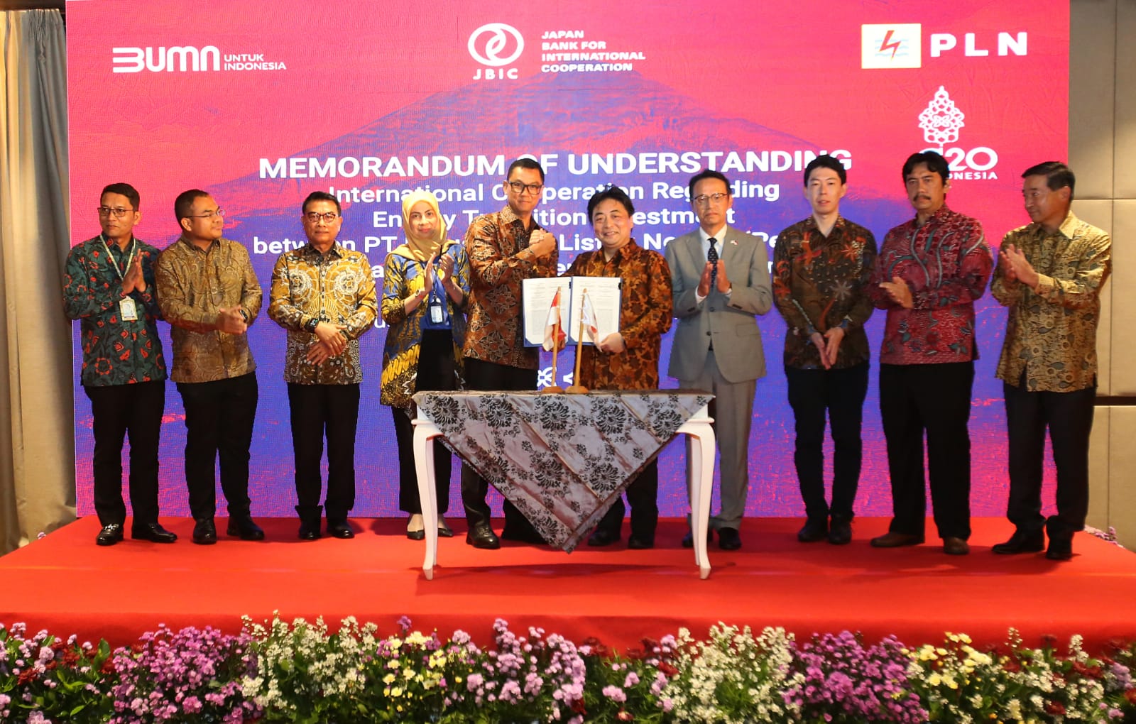 Kerja sama PLN dan JBIC ditandai dengan pertukaran MoU tentang Kerja Sama Investasi Transisi Energi pada Minggu (13/11/2022) di Nusa Dua, Bali. (Foto: PLN)