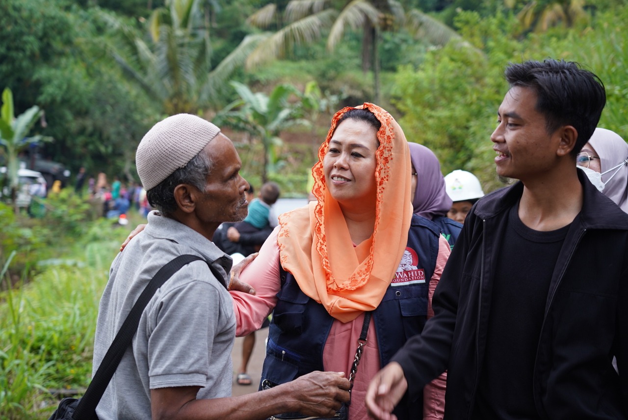 Yenny Wahid hadir dan memberikan langsung bantuan kemanusiaan kepada masyarakat terdampak gempa bumi Cianjur. (Foto: Istimewa)