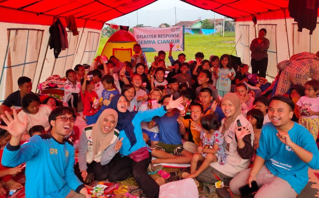 Potret antusias dan kegembiraan anak-anak di posko pengungsian Cianjur bersama relawan PLN. (Foto: Istimewa)
