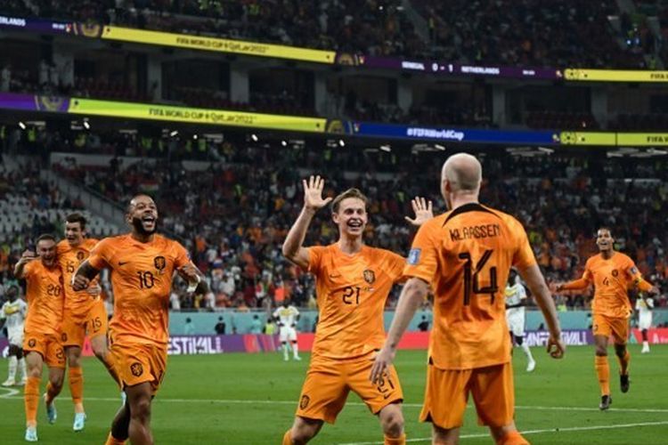 Sejumlah pemain Belanda merayakan golnya ke gawang Senegal pada laga matchday pertama Grup A Piala Dunia 2022 di Stadion Al Thumama, Qatar, Senin (21/11/2022) malam WIB. (Foto: AFP)