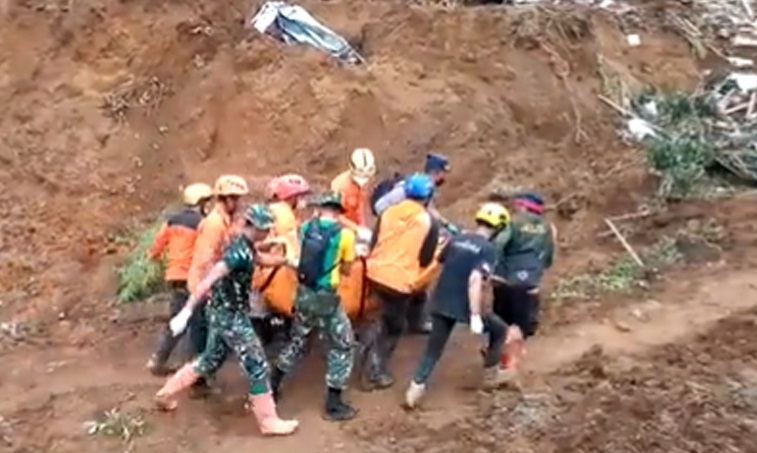 Tim SAR gabungan melanjutkan pencarian 14 korban yang masih dinyatakan hilang. (Foto: Twitter/BNPB Indonesia)