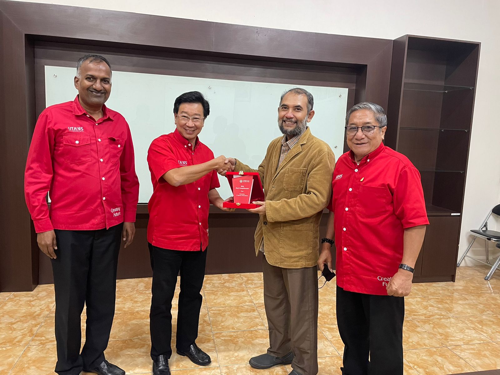Pertemuan yang dilakukan Ketua Umum Asosiasi Perguruan Tinggi Swasta Indonesia (APTISI) yang juga  Ketua Himpunan Perguruan Tinggi Kesehatan (HPTKes) Indonesia Prof Dr HM Budi Dajtmiko dengan pihak Universitas 17 Agustus 1945 Jakarta (UTA ’45 Jakarta), Rabu (7/12/2022) 