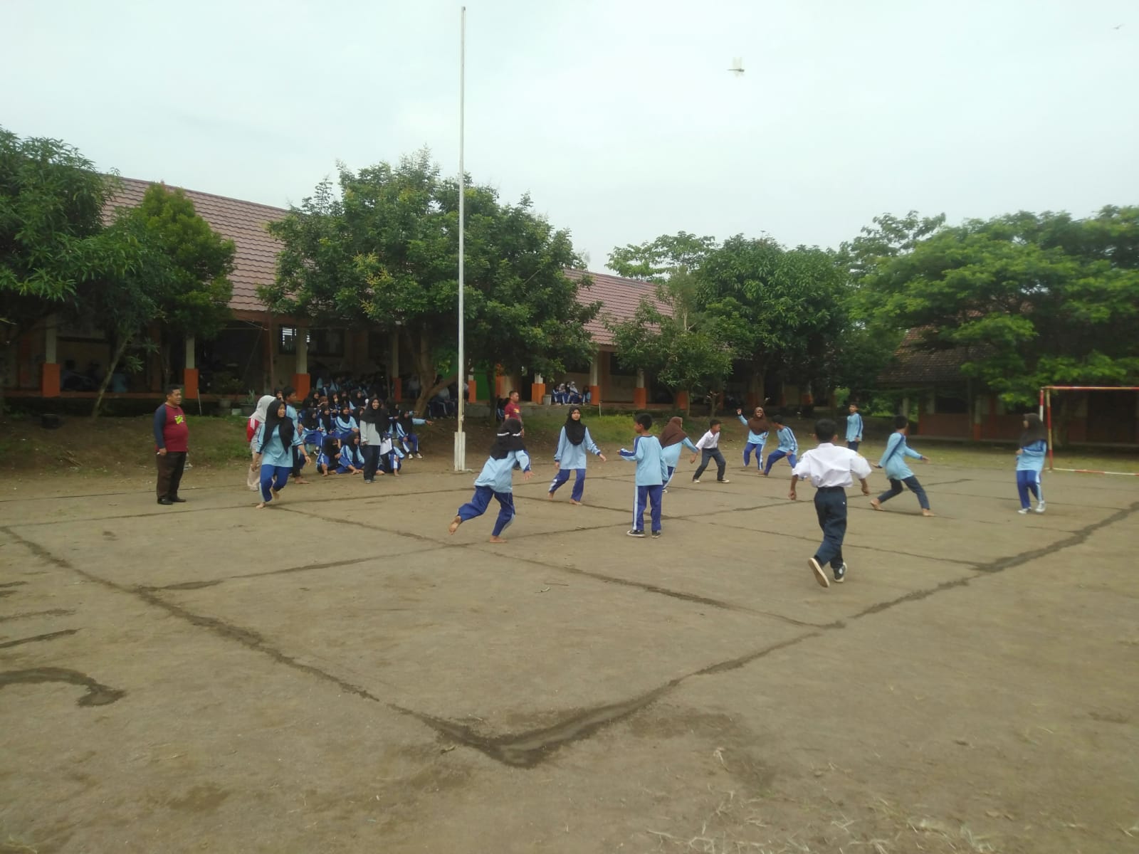 Permainan Sodoran menjadi ajang pelestarian permainan tradisional dalam Pekan Kreativitas Siswa SMPN 2 Gempol. (Foto: Rahulloh/Serikat News)