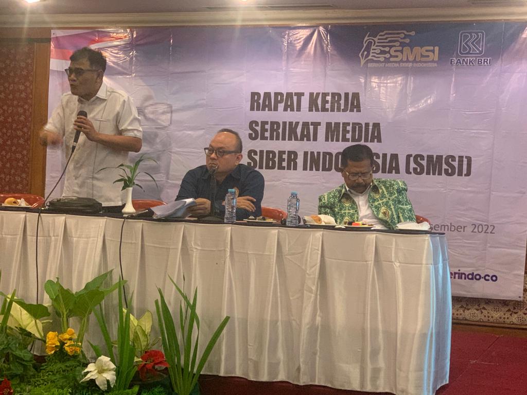 Budiman Sudjatmiko sedang memberikan ceramah dalam diskusi SMSI bersama Ketua Umum APDESI Arifin dan dimoderatori Taufiqurokhman. (Foto: Istimewa) 