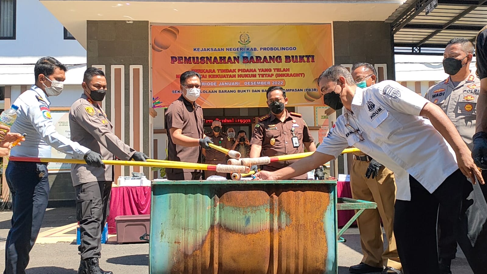 Kejaksaan Negeri Kabupaten Probolinggo, musnahkan barang bukti kejahatan, Selasa (20/12/2022). (Foto: Serikat News)