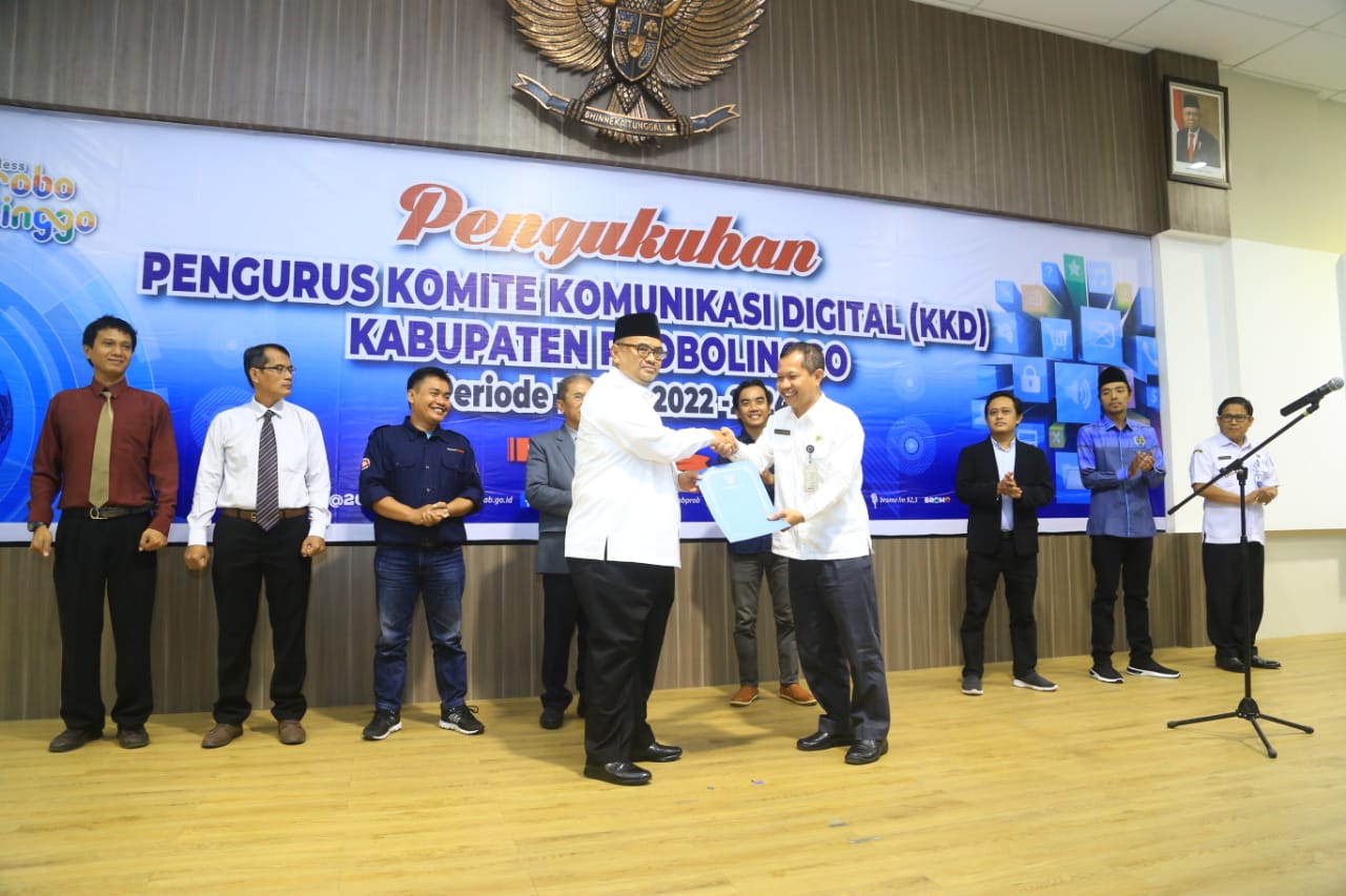 Pengukuhan Pengurus Komite Komunikasi Digital (KKD) Kabupaten Probolinggo periode tahun 2022-2024, di Auditorium Madakaripura Kantor Bupati Probolinggo, Rabu (21/12/2022). (Foto: MAFA/Serikat News)