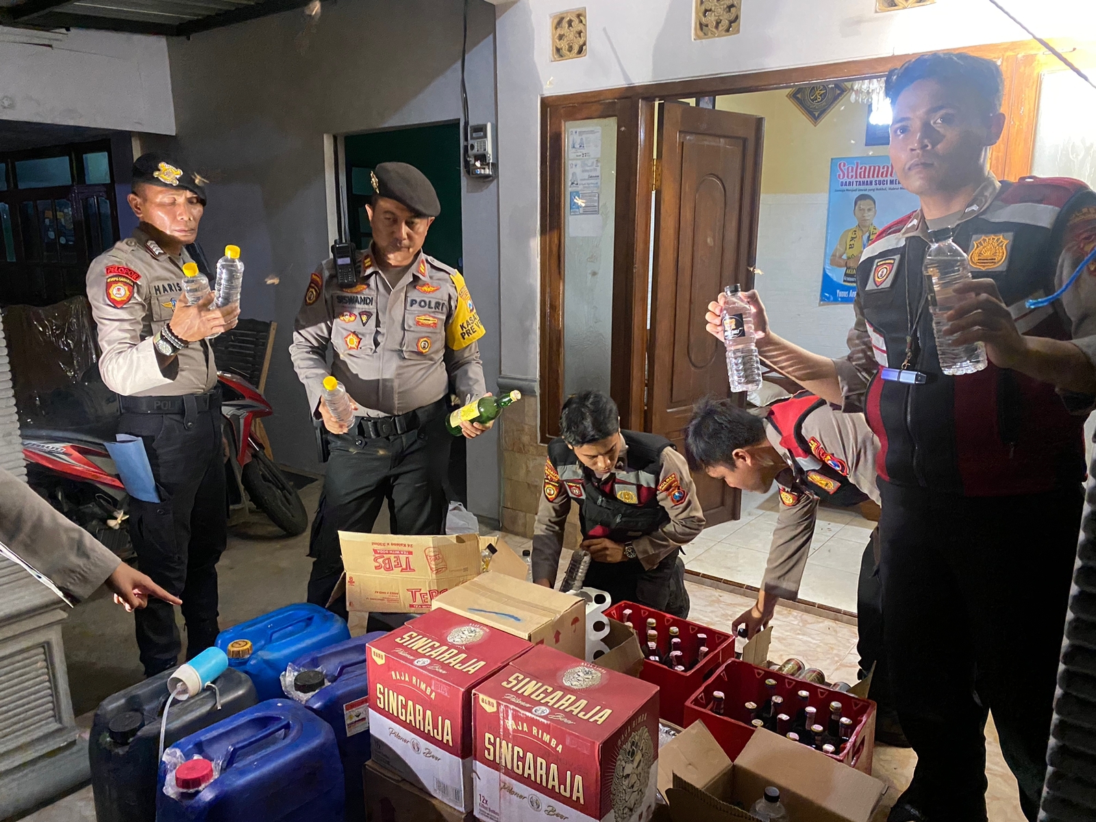Foto: Probolinggo, Sabhara Polres Probolinggo menyita ratusan botol minuman keras (Miras) di wilayah hukumnya, Jum'at (30/12/2022)