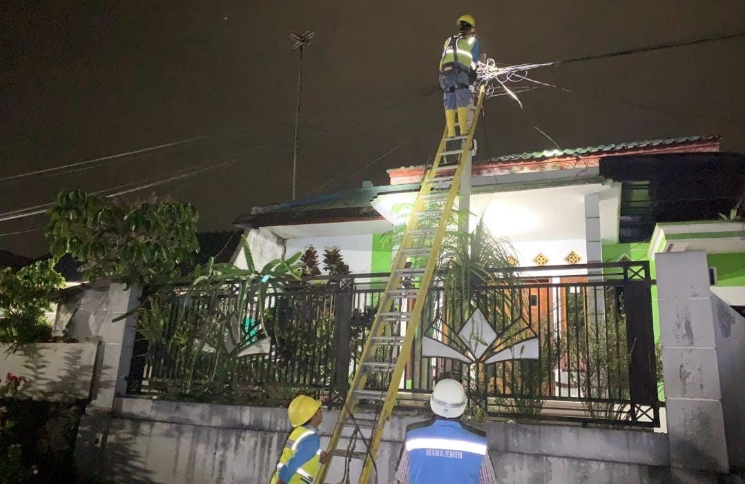 Kurang dari 12 Jam listrik 29 Ribu pelanggan sudah kembali menyala. (Foto: PLN)
