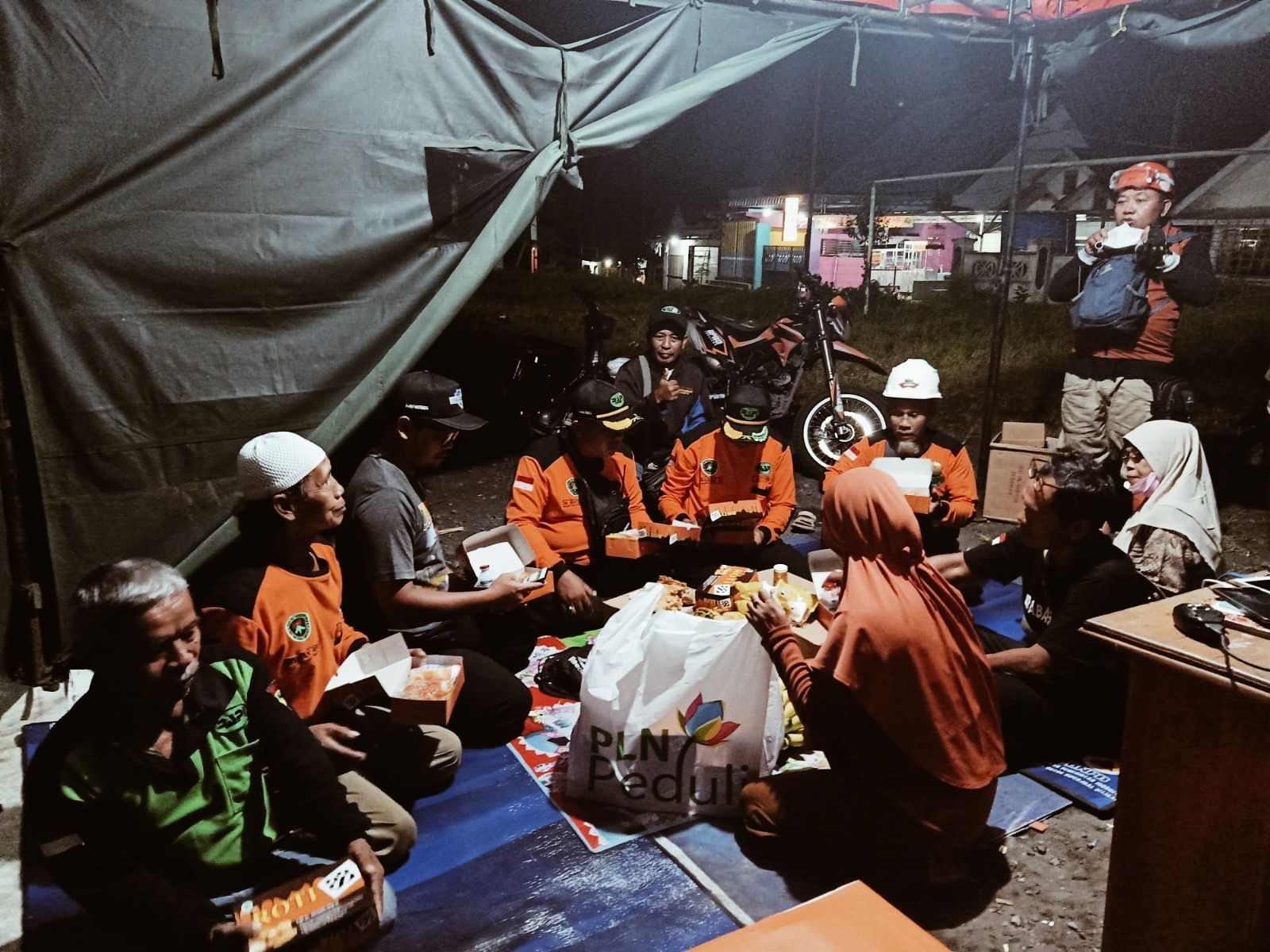 PLN menyediakan kebutuhan makanan bergizi dan siap santap bagi para pengungsi erupsi Gunung Semeru. (Foto: PLN)