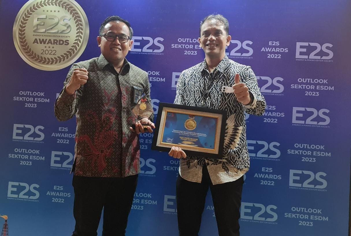 Penghargaan diserahkan langsung oleh Chairman E2S Dudi Rahman kepada Direktur Manajemen Pembangkitan PLN Adi Lumakso di Bimasena Club, The Dharmawangsa Jakarta, Selasa (13/12). (Foto: PLN)
