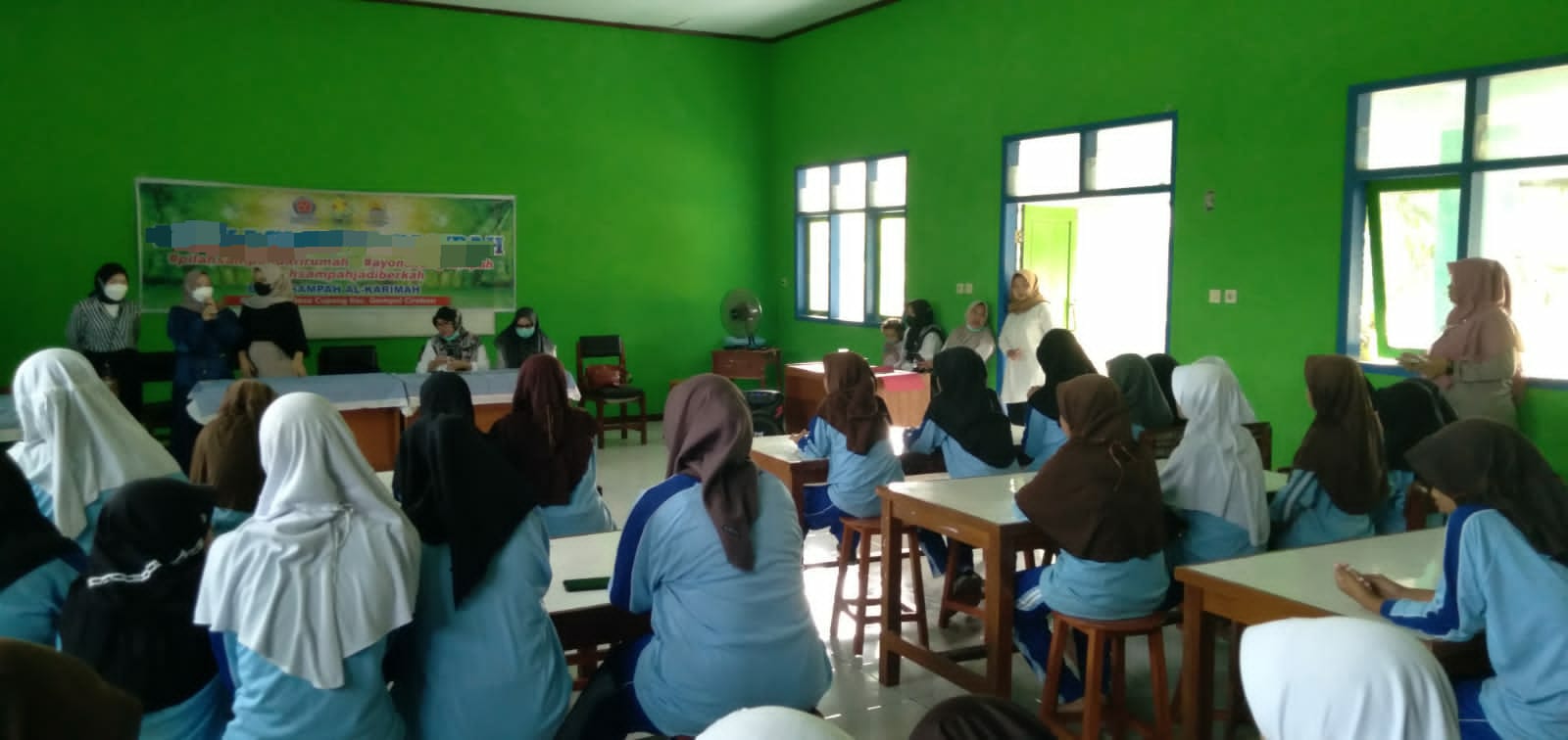 Kegiatan pemeriksaan hemoglobin yang dilaksanakan pada Rabu (14/12/2022) di SMPN 2 Gempol. (Foto: Serikat News)