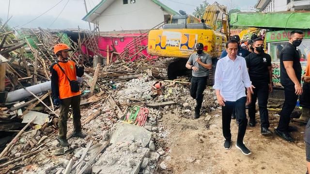 Presiden Jokowi saat meninjau sejumlah lokasi terdampak gempa Cianjur. (Foto: Biro Pers Sekretariat Presiden)