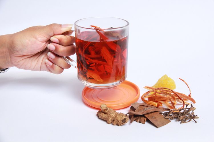 Segalas minuman wedang uwuh. (Foto: Shutterstock)