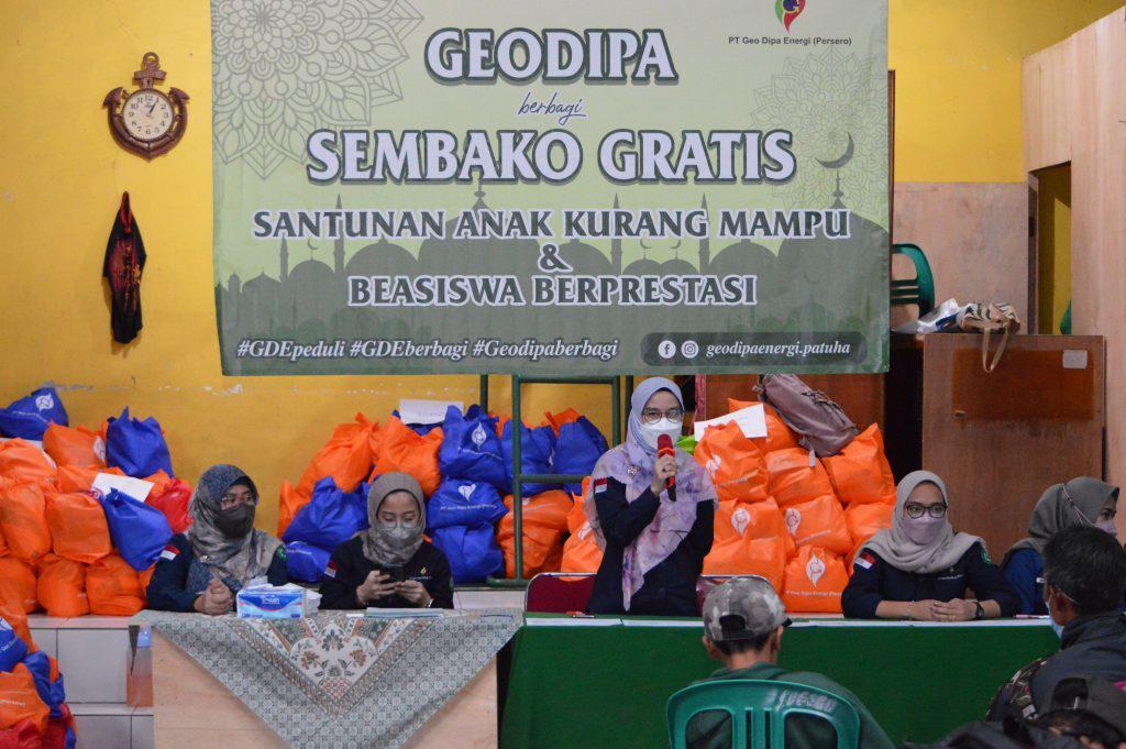 PT Geo Dipa Energi (Persero) “GeoDipa” membagikan 4400 paket sembako, serta 325 paket santunan untuk anak kurang mampu dan beasiswa bagi siswa-siswi berprestasi di sekitar wilayah kerja Pembangkit Listrik Tenaga Panas Bumi (PLTP) Patuha. Foto/Geodipa