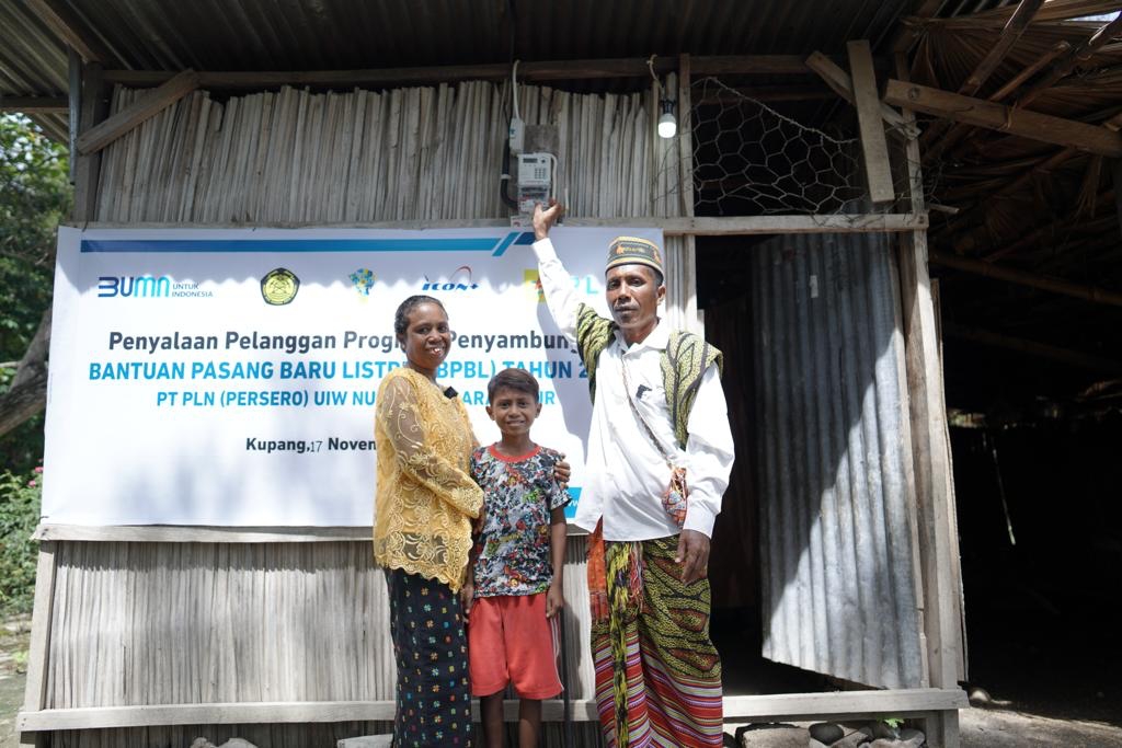PT PLN (Persero) telah merampungkan tugas penyaluran Bantuan Pasang Baru Listrik (BPBL) dari pemerintah. Per Desember 2022, PLN telah menyalurkan BPBL pemerintah kepada 80.183 rumah tangga (RT) di wilayah Terdepan, Terluar dan Tertinggal (3T) di Indonesia. (Foto/PLN)
