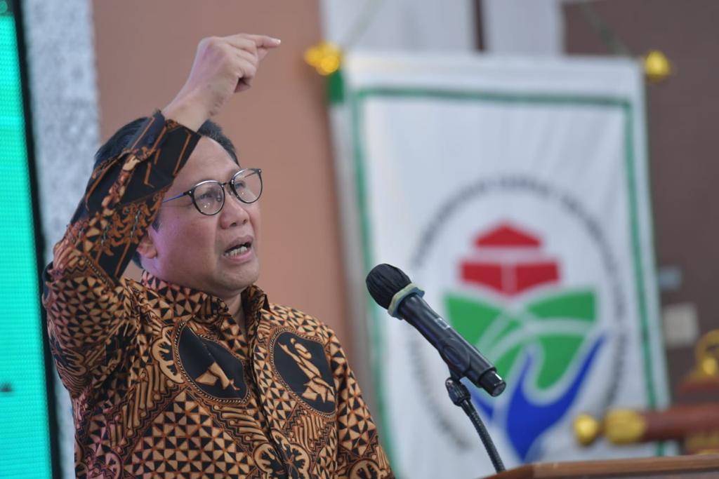 Menteri Desa, PDT, dan Transmigrasi Abdul Halim Iskandar membuka Focus Group Discussion Pra Evaluasi Program Rekognisi Pembelaran Lampau Desa (RPL Desa), Pemanfaatan Hak Pengelolaan Lahan (HPL) Transmigrasi serta Penyusunan Panduan Laporan Pengelolaan Keuangan dan Pemeringkatan BUMDesa Bersama di BBPPM Yogyakarta, Rabu (4/1/2023). (Foto: Wening/Kemendes PDTT)
