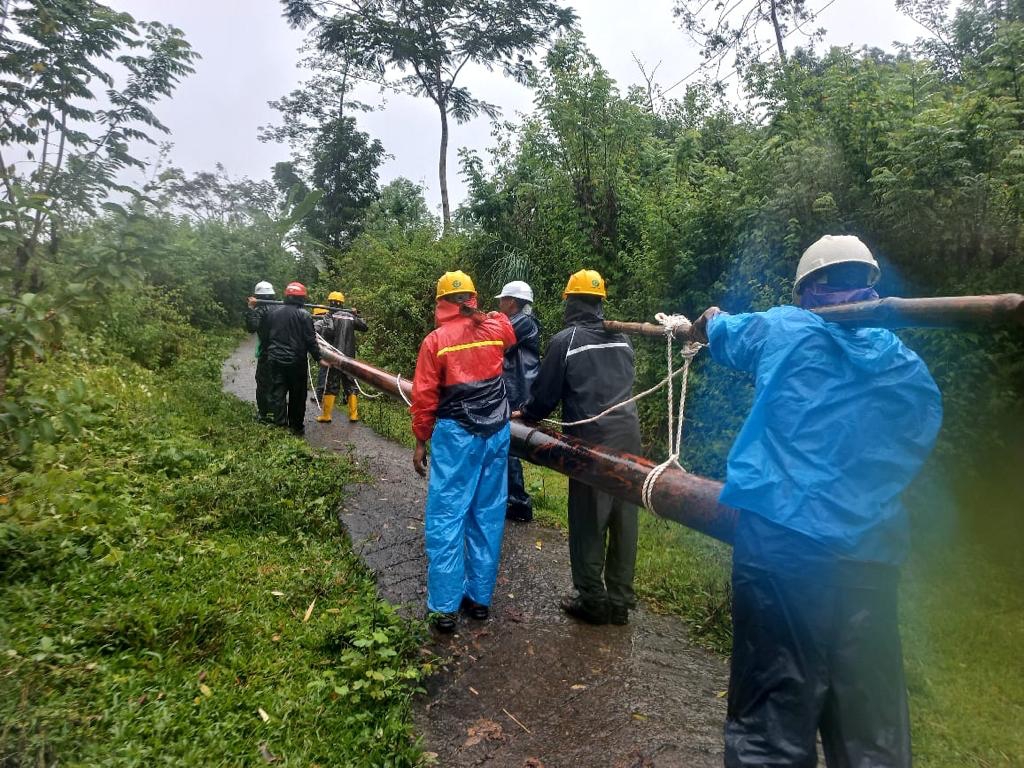 Petugas PLN untuk turun memastikan pasokan listrik masyarakat tetap lancar. (Foto: PLN)