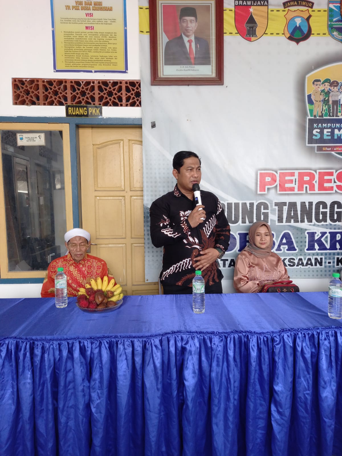 Gus Hilmy (DPRD Jatim) saat memberikan pengarahan pada masyarakat dalam menggunakan mobil siaga. (Foto: serikatnews.com)