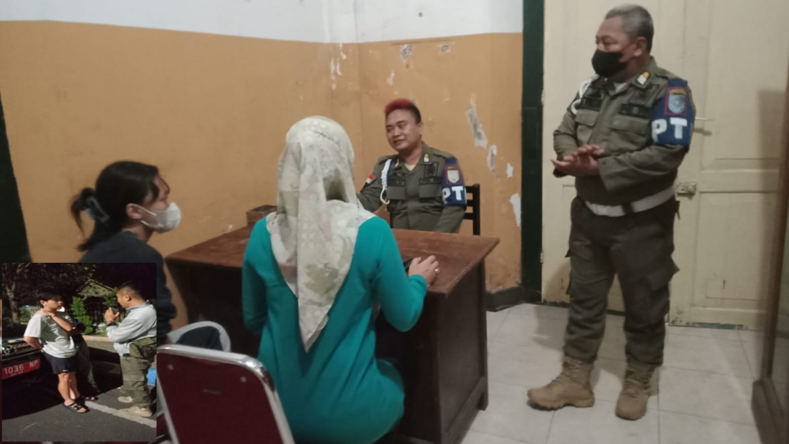 Dua muda-mudi saat dibawa ke kantor Satpol PP Kota Probolinggo. (Foto: Mafa/Serikat News)