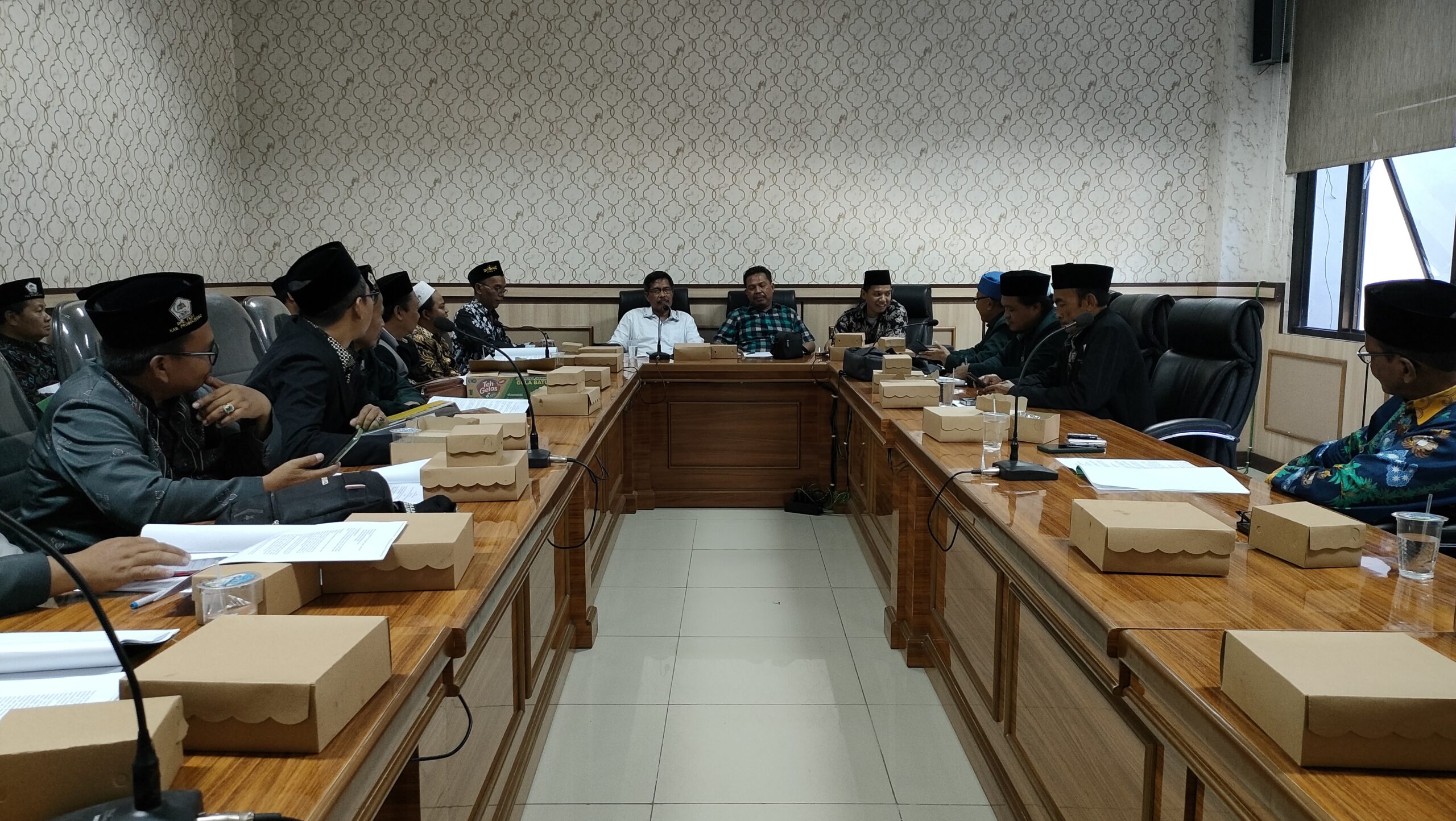 FKDT Probolinggo saat mendatangi kantor Dewan Perwakilan Rakyat (DPRD) setempat pada Rabu, 11 Januari 2023. (Foto: Mafa/Serikat News)