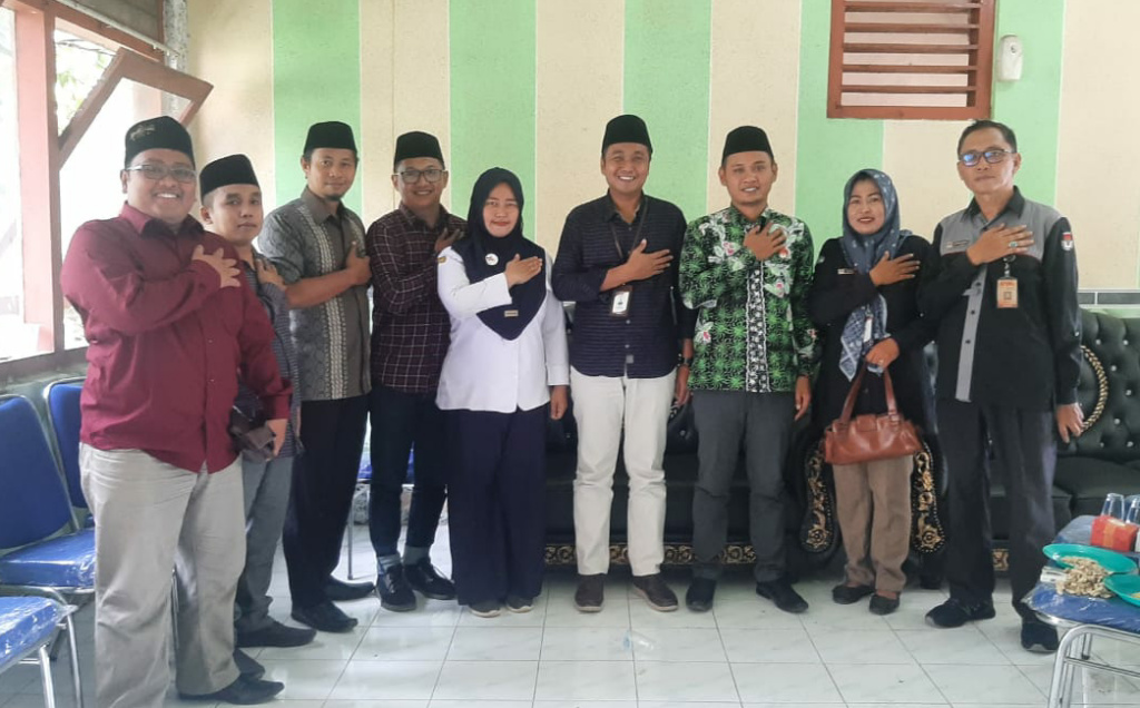 Ketua KPU Kabupaten Sumenep, Jawa Timur, Rahbini monitoring tes wawancara seleksi tahap akhir pembentukan Panitia Pemungutan Suara (PPS), yang dilakukan PPK Kecamatan Gapura, Rabu (18/1/2023). (Foto: Istimewa)
