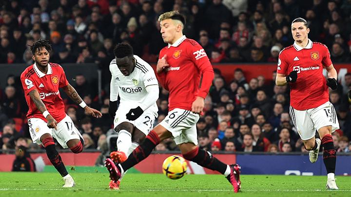 Pemain Leeds United Wilfried Gnonto mencetak gol ke gawang MU dalam pertandingan Liga Inggris di Old Trafford, 9 Februari 2023. (Foto: Reuters)