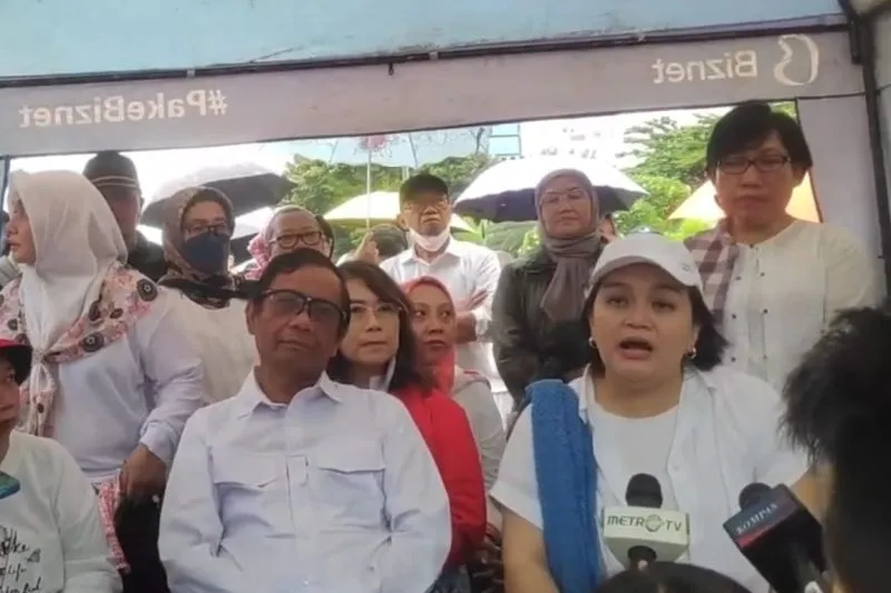 Atnike Nova Sigiro (Ketua Komnas HAM) bersama Mahfud MD (Menkopolhukam) usai acara gerak jalan Pawai HAM di Jakarta, Minggu (12/02). (Foto: Antara) 