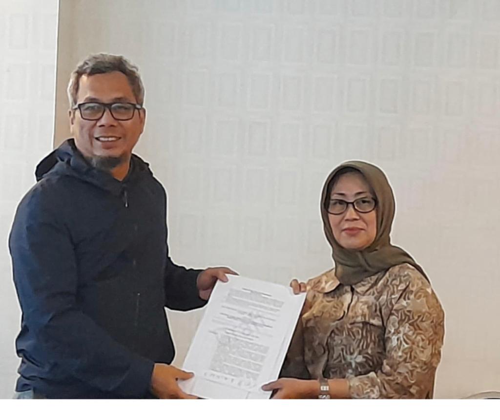 Ketua DP Ninik Rahayu menyerahkan draft rencana Perpres Media Berkelanjutan kepada Dirjen IKP Usman Kansong. (Foto: Istimewa)
