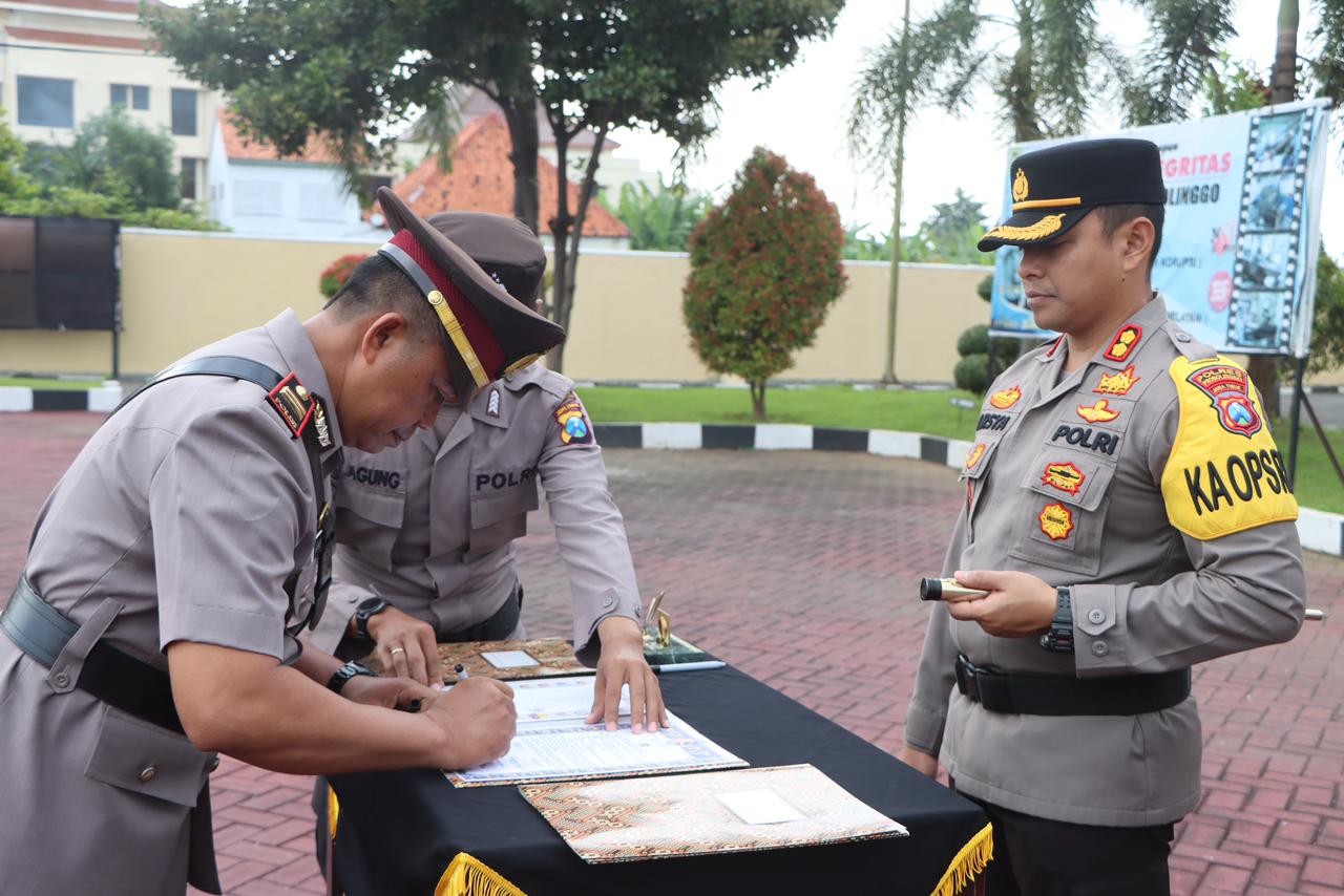 Upacara serah terima jabatan (Sertijab) dan pemberian penghargaan kepada anggota berprestasi di Lapangan Apel Mapolres Probolinggo, Senin (20/2/2023). (Foto: Istimewa)