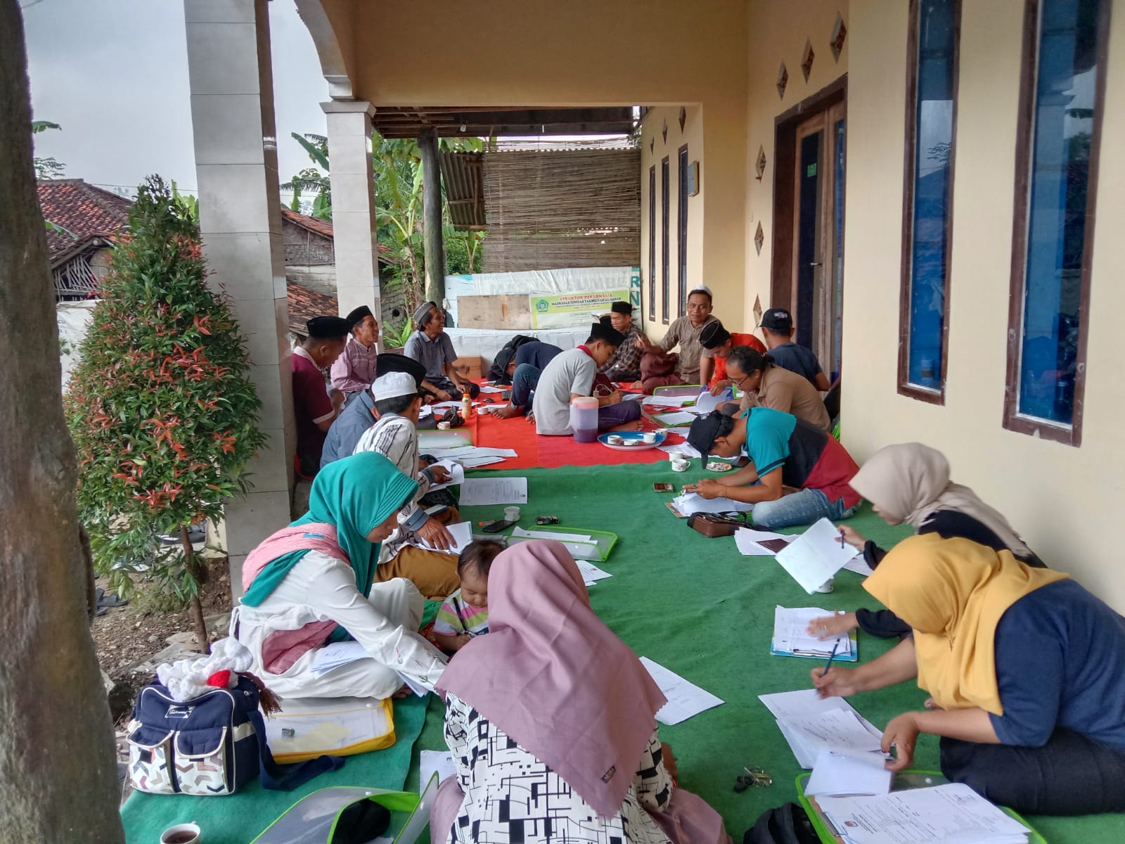 Panitia Pemungutan Suara (PPS) Desa Bragung menggelar rapat bersama Pantarlih dalam rangka laporan dan evaluasi kerja, Selasa (21/2/2023). (Foto: M. Faizi/Serikat News)