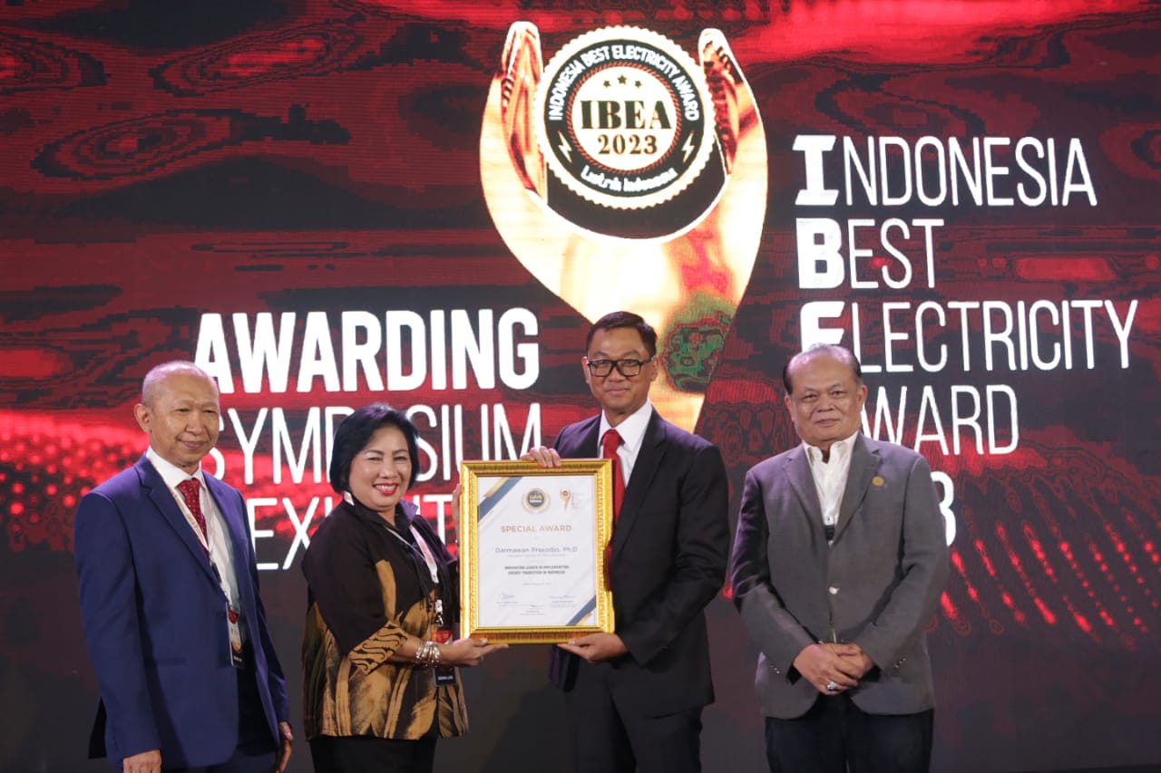 Direktur Utama PT PLN (Persero) Darmawan Prasodjo menyabet penghargaan dengan kategori Innovation Leader in Implementation Energy Transition dalam ajang Indonesia Best Electricity Award (IBEA) 2023. (Foto: Istimewa) 