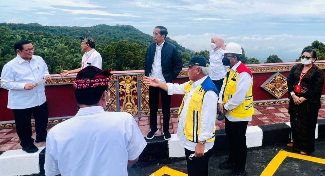 Presiden Jokowi saat meresmikan Jalan Pintas Batas Kota Singaraja-Mengwitani. (Foto: Setpres) 