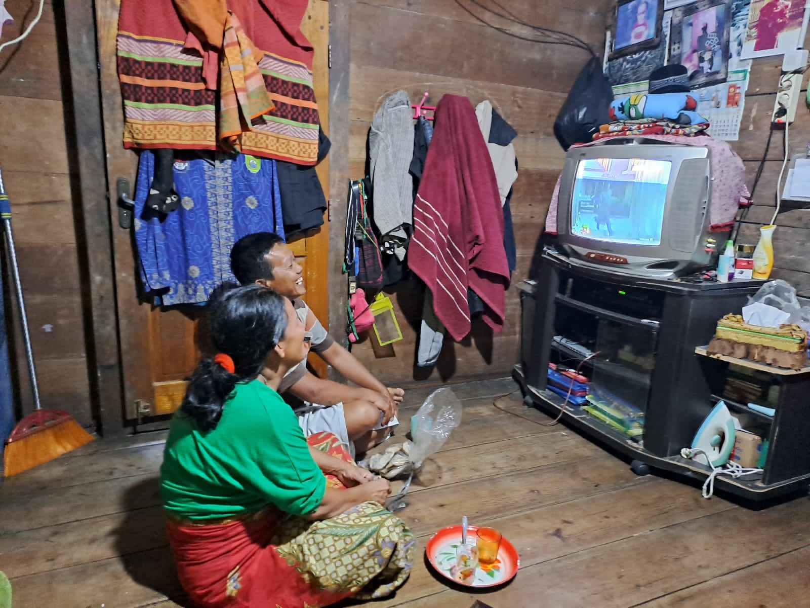 Sebelumnya, masyarakat harus mengeluarkan biaya sekitar Rp 1,2 juta per bulan untuk menghidupkan genset. Kini, dengan listrik PLN hanya Rp 150 ribu per bulan dan bisa digunakan untuk banyak hal produktif. Foto/ PLN
