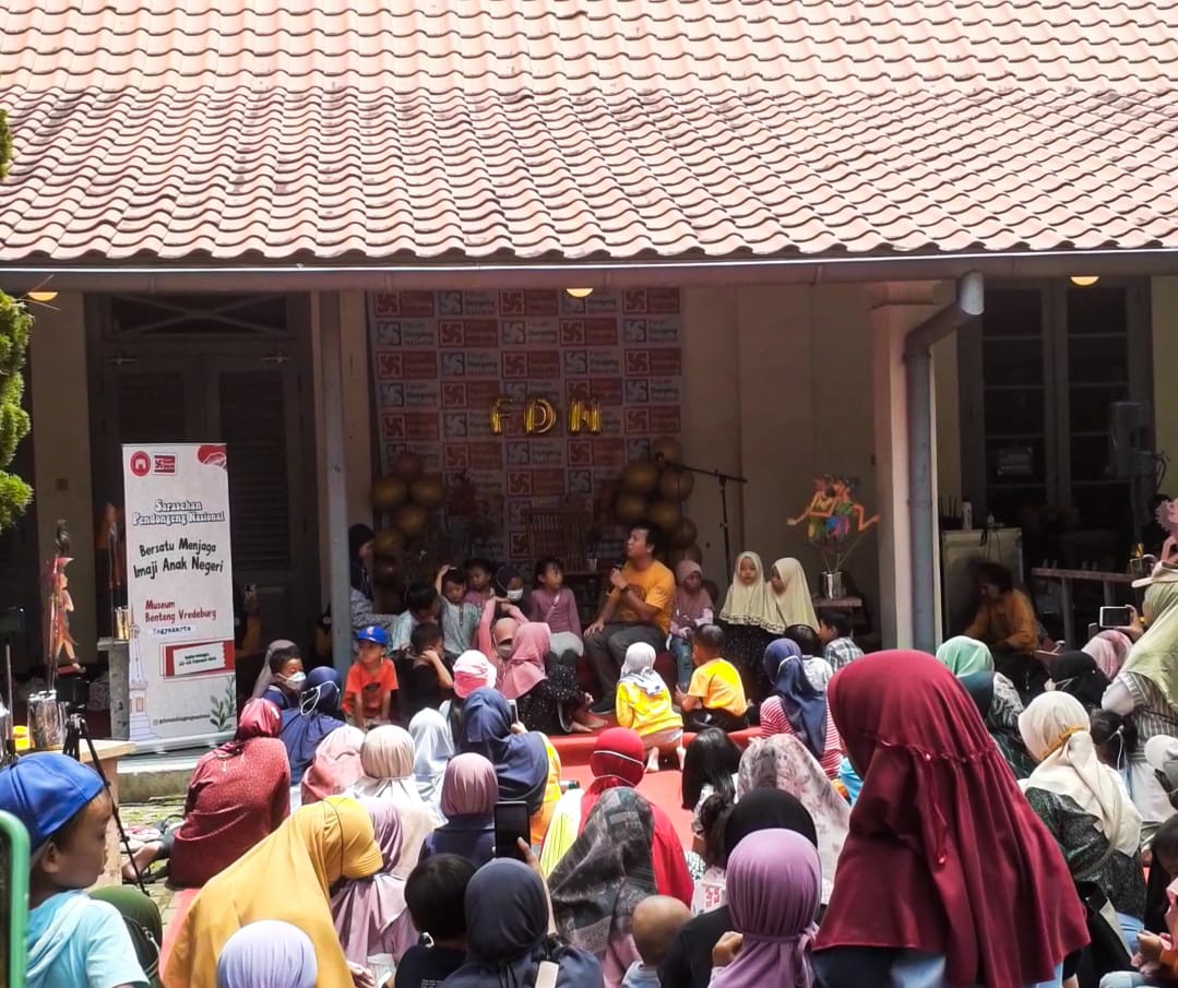 Parade Dongeng Nasional di Taman Depan Museum Benteng Vredeburg, Minggu (26/02/2023). (Foto: Ofa/Serikat News)