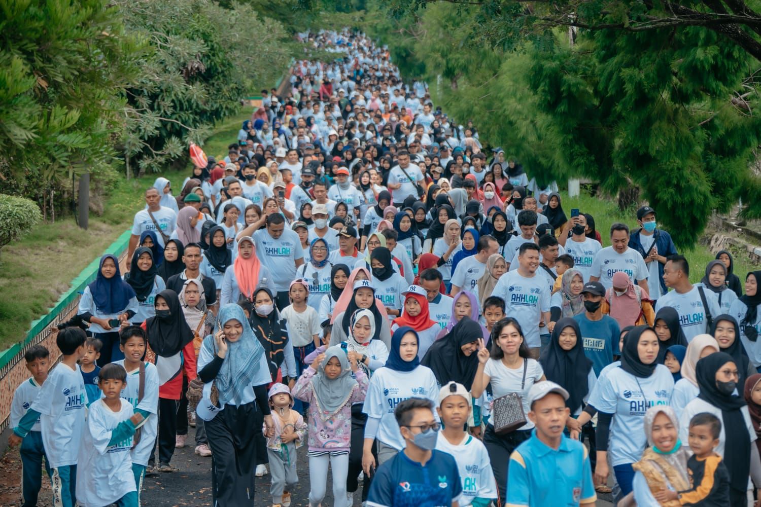 PT PLN (Persero) terus mendukung program BUMN dalam mempromosikan dan mengembangkan para pelaku usaha mikro kecil (UMK) melalui acara Jalan Sehat Bersama BUMN, di Pesawaran, Lampung, Minggu (26/2). (Dok, PLN)
