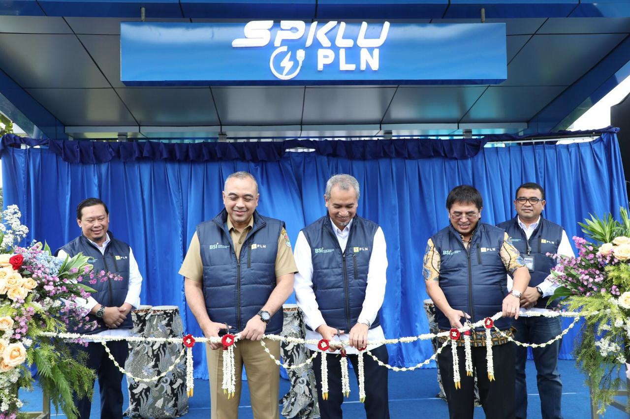 PT PLN (Persero) menambah satu unit Stasiun Pengisian Kendaraan Listrik Umum (SPKLU) Dok, PLN.