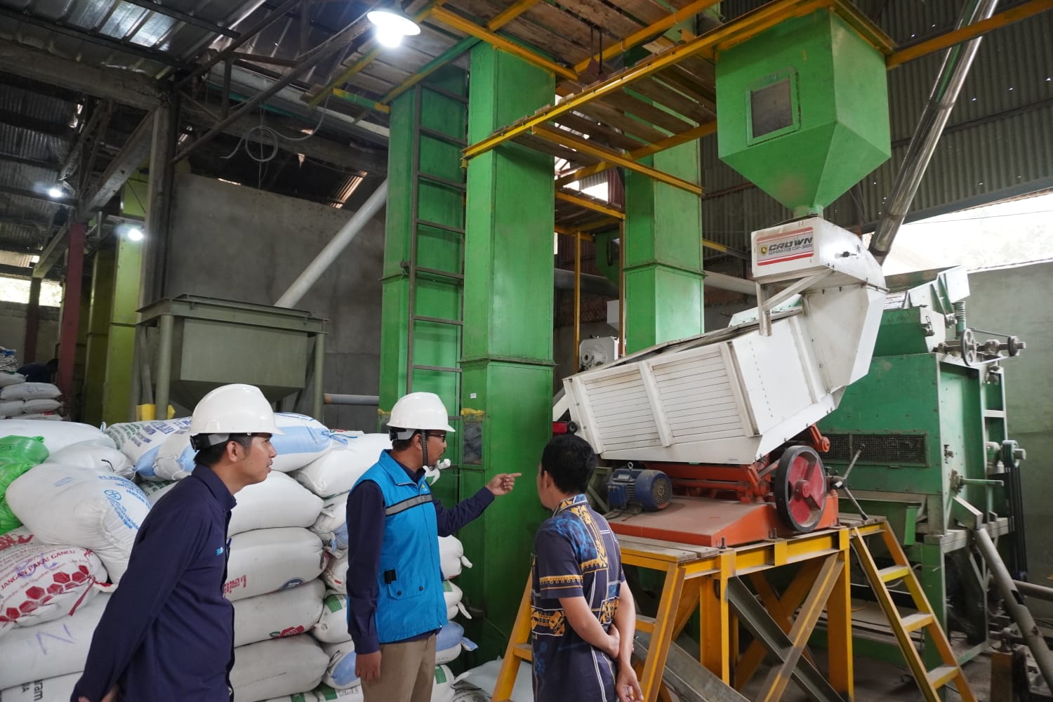 Program Electrifying Agriculture dari PLN berhasil menekan biaya operasional dan meningkatkan kapasitas produksi beras di pabrik penggilingan padi Darling di Desa Muara Penimbung, (Dok, PLN)