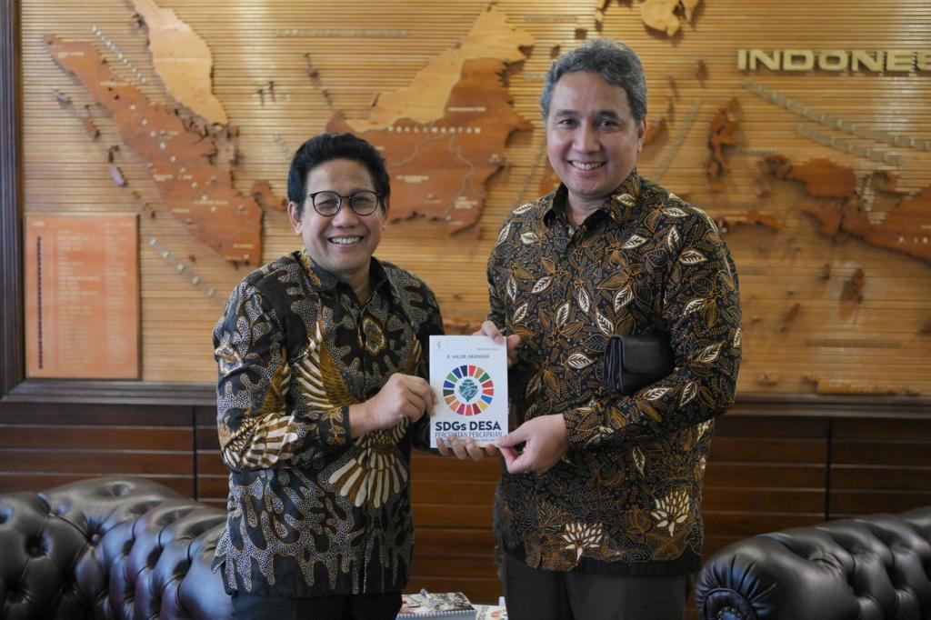 Menteri Desa, Pembangunan Daerah Tertinggal, dan Transmigrasi Abdul Halim Iskandar Audensi dengan Dirjen Kebudayaan Kemendikbid Ristek Hilmar Farid dikantor Kemendes PDTT.
Jakarta, Rabu, (8/3/2023) 
Foto : Mugi / Kemendes PDTT