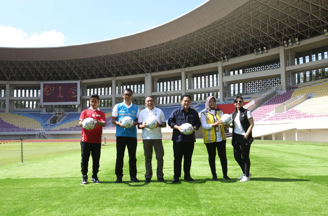 Ketua Umum PSSI Erick Thohir bersama Menteri Pemuda dan Olahraga (Menpora) Zainudin Amali yang juga didampingi Direktur Utama PT PLN (Persero) Darmawan Prasodjo memastikan enam stadion tempat perhelatan Piala Dunia U-20 yang akan digelar pada 20 Mei 2023. (Dok, PLN)