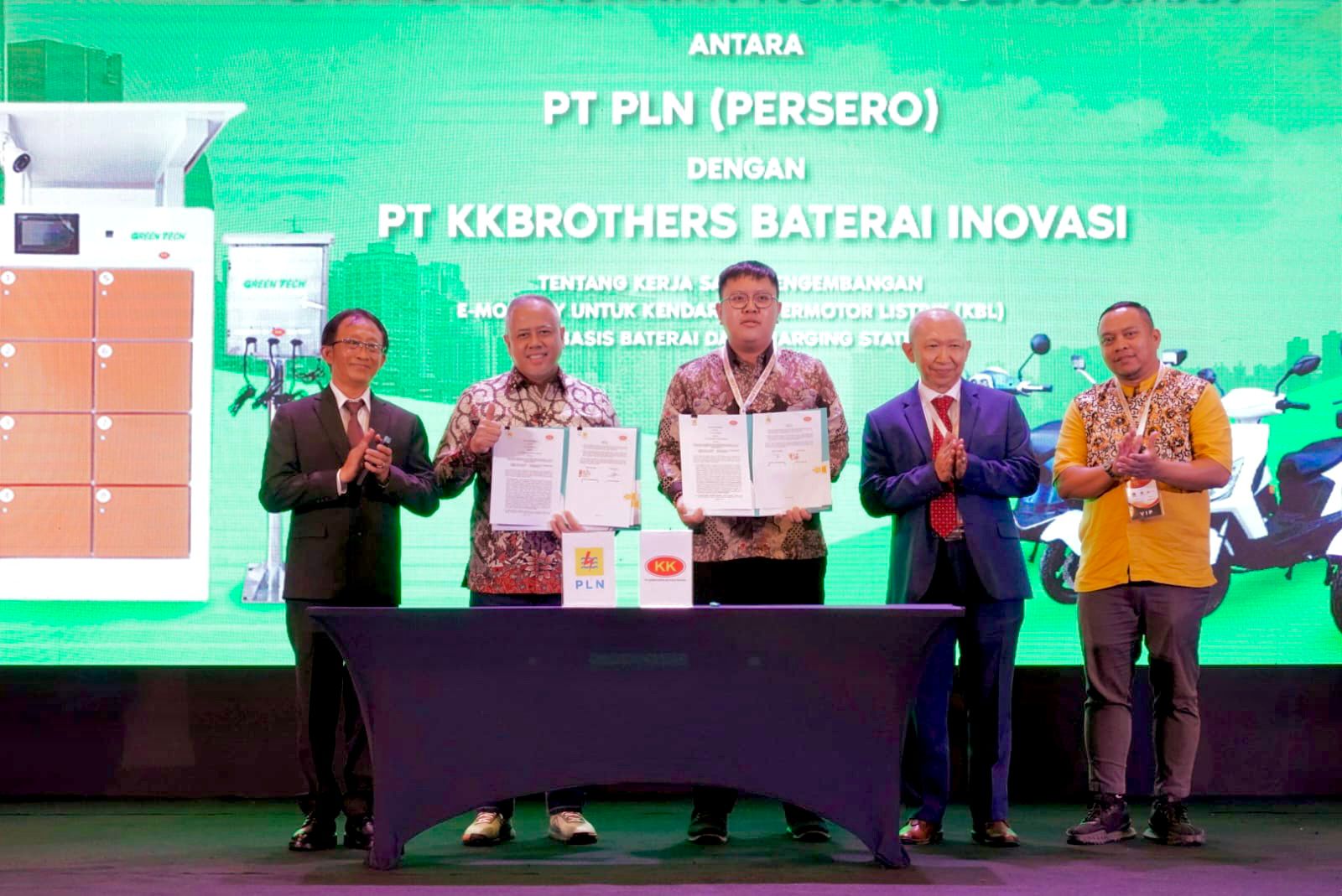 PLN dan PT KKBrothers Baterai Inovasi tertuang dalam nota kesepahaman (MoU) tentang Pengembangan dan Implementasi E-Mobility untuk Kendaraan Bermotor Listrik Berbasis Baterai (KBLBB) dan Infrastruktur. (Dok, PLN)